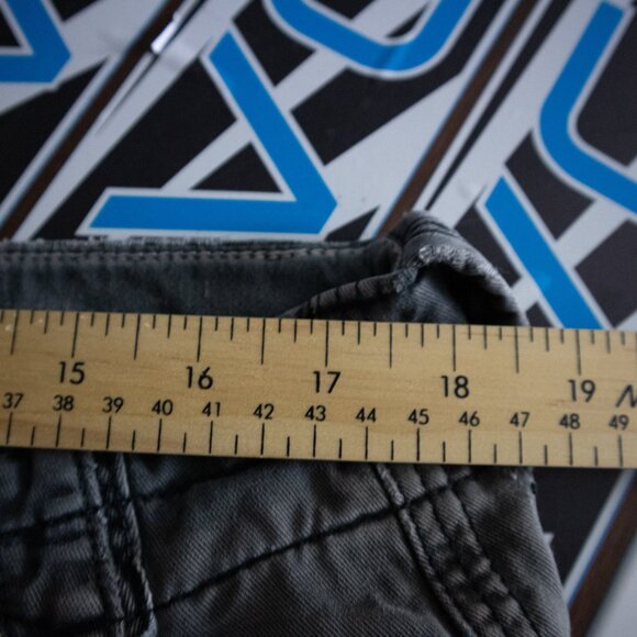 American Eagle Sunfaded Gray Cargo Shorts / 36 - Picture 8 of 9